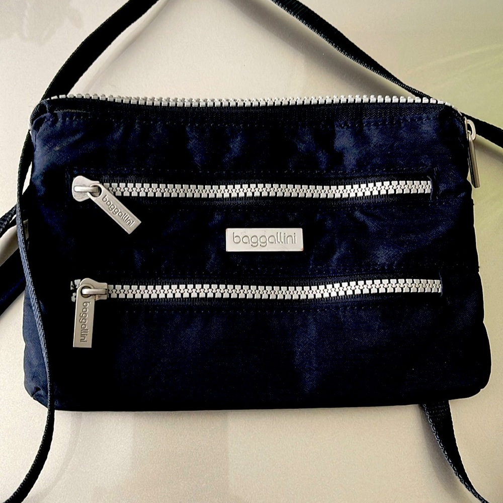 Tiny adorable Baggalini Crossbody!